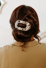 Load image into Gallery viewer, Teleties Blonde Tortoise Medium Flat Round Hair Clip