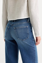 Load image into Gallery viewer, Good American Soft Tech Good Petite Palazzo Jeans | Ridicule