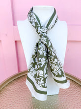 Load image into Gallery viewer, Drew Scarf - Painted Trillium