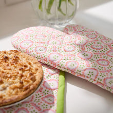 Load image into Gallery viewer, Laura Park Rosie Oven Mitt and Pot Holder Set